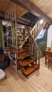 scala in legno in camera con pavimenti in legno di Chajdaloupka 