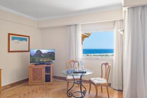 Телевизор и/или развлекательный центр в The Cascades Golf Resort, Spa & Thalasso