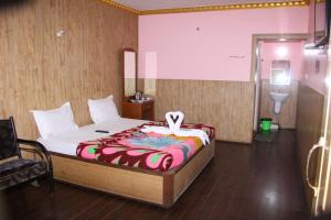 sypialnia z dużym łóżkiem z krzyżem w obiekcie RPM Residency w mieście Kodaikānāl