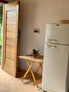 een keuken met een tafel en een witte koelkast bij El RECREO 4 in Garupá