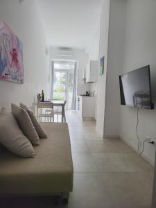 un soggiorno con divano e TV di B&B Lido Apartament 10A a Civitanova Marche