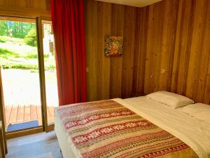 Postel nebo postele na pokoji v ubytování appartement avec jardin dans luxueux chalet