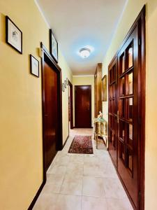 korytarz z drzwiami prowadzącymi do pokoju w obiekcie Cottage 3138 w mieście Fucecchio