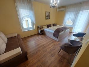 莫雄馬扎爾古堡的住宿－全景酒店，一间卧室配有一张床和一张沙发