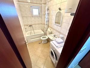 ポドゴリツァにあるApartman Stexのバスルーム(トイレ、洗面台、洗濯機付) +9枚の写真