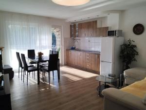 Kuchyň nebo kuchyňský kout v ubytování Apartment in Rovinj with Terrace, Air condition, WIFI, Washing machine (4686-2)