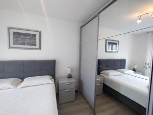 Postel nebo postele na pokoji v ubytování Apartment in Rovinj with Terrace, Air condition, WIFI, Washing machine (4686-2)