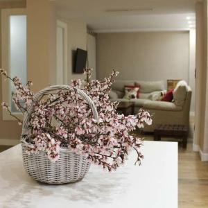 een mand met bloemen op een tafel in de woonkamer bij Casa rural Abuelo Daniel in Alcalá del Júcar