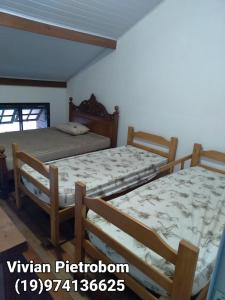 Giường trong phòng chung tại Apartamento Praia da Maranduba