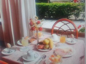 una mesa con platos de comida y fruta. en Monterosso Servano's Villas en Monterosso al Mare