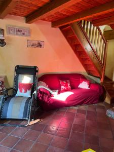 ein Bett und ein Stuhl in einem Zimmer in der Unterkunft Espoire - grande rochere in La Salle