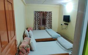 タワンにあるHotel Mon Valleyのベッドと窓が備わる小さな客室です。
