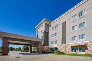 a large office building with a parking lot at La Quinta by Wyndham Tulsa - Catoosa in Catoosa
