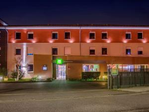 un parking vide devant un bâtiment la nuit dans l'établissement Ibis Styles Toulouse Blagnac Aéroport, à Blagnac