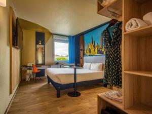 ブラニャックにあるIbis Styles Toulouse Blagnac Aéroportのベッドと窓が備わるホテルルーム