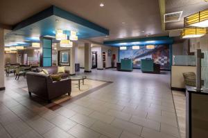 a lobby of a hospital with a couch and tables at La Quinta Inn & Suites by Wyndham Durant in Durant