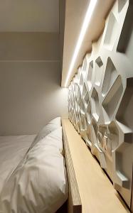 Cette chambre comprend un lit et un mur de miroirs. dans l'établissement Urban Hide, à Thessalonique