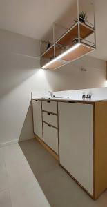 - une cuisine avec un comptoir blanc dans une pièce dans l'établissement Urban Hide, à Thessalonique