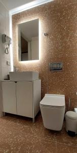 La salle de bains est pourvue de toilettes, d'un lavabo et d'un miroir. dans l'établissement Urban Hide, à Thessalonique
