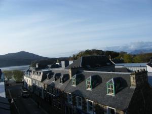 einem Luftblick auf ein Gebäude mit Fenstern und Dächern in der Unterkunft The Caledonian in Portree