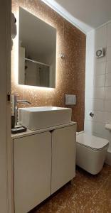 La salle de bains est pourvue d'un lavabo, de toilettes et d'un miroir. dans l'établissement Urban Hide, à Thessalonique