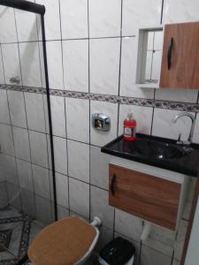 Baño pequeño con aseo y lavamanos en Minha casa sua casa completa, en Guarulhos