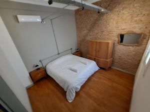 1 dormitorio con 1 cama y TV. en Mendoza in en Mendoza