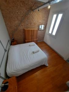 1 dormitorio con cama blanca y ventana en Mendoza in en Mendoza