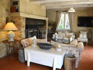 - un salon avec un canapé et une cheminée dans l'établissement Charming holiday home in Lorgues with private pool, à Lorgues