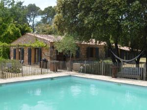 ein Haus mit einem Pool vor einem Zaun in der Unterkunft Charming holiday home in Lorgues with private pool in Lorgues