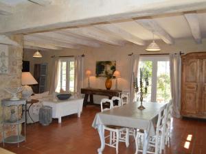 ein Wohnzimmer mit weißen Tischen und Stühlen in der Unterkunft Charming holiday home in Lorgues with private pool in Lorgues