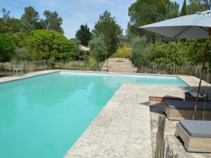 - une piscine avec un parasol, des chaises et un parasol dans l'établissement Charming holiday home in Lorgues with private pool, à Lorgues