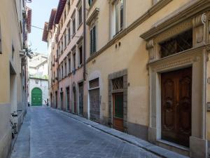 eine leere Straße in einer Gasse zwischen zwei Gebäuden in der Unterkunft Stunning Apartment in the Heart of Florence in Florenz