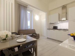 eine Küche und ein Wohnzimmer mit einem Tisch und einem Esszimmer in der Unterkunft Stunning Apartment in the Heart of Florence in Florenz