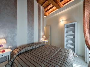 ein Schlafzimmer mit einem Bett und einer Holzdecke in der Unterkunft Stunning Apartment in the Heart of Florence in Florenz