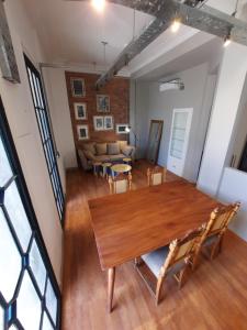 sala de estar con mesa de madera y sillas en Mendoza in en Mendoza