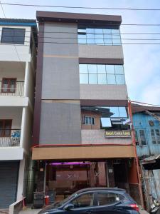 um carro estacionado em frente a um edifício em HOTEL COSTA LAND em Port Blair