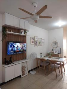 - un salon avec une table à manger et une télévision dans l'établissement Celandine by DMCI - JM staycation, à Manille