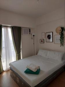 Giường trong phòng chung tại Celandine by DMCI - JM staycation