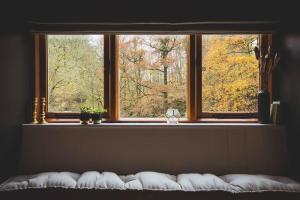 uma janela com um banco branco à frente em River Cottage, a luxurious and cosy riverside cottage for two em Welshpool