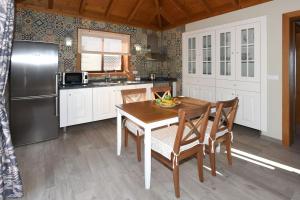 una cucina con un tavolo di legno e un frigorifero di Casa Rural Pastor a Tijarafe