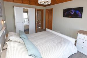 una camera da letto con un letto e una TV a parete di Casa Rural Pastor a Tijarafe Altre 8 foto