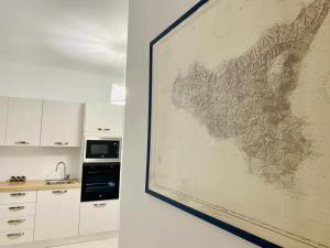 duży obraz mapy na ścianie w kuchni w obiekcie Chalaroste home w mieście Terrasini +8 zdjęć