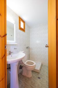 łazienka z toaletą i umywalką w obiekcie Dionyssos Rooms Preveli Crete w mieście Preveli