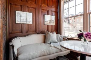 uma sala de estar com um sofá e uma mesa em Henry House - Lake Suite - An Arrivals Stay em Stratford