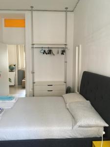 1 dormitorio con cama y armario en Cebollitas B&B, en Nápoles