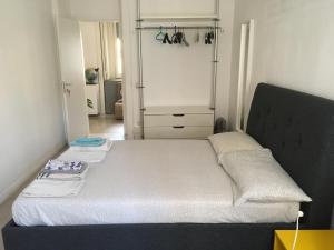 - une chambre avec un lit et un placard avec des serviettes dans l'établissement Cebollitas B&B, à Naples