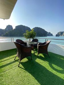 un grupo de sillas y una mesa en el balcón en Quynh Yen Hotel, en Ha Long