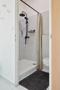 bagno bianco con doccia e servizi igienici di Modern Flat in Old Town by Prague Days a Praga