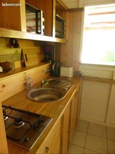 una cucina con lavello e fornello di Secteur prisé, bungalow Corail, Résidence CASA BOUBOU a Sainte-Anne Altre 21 foto